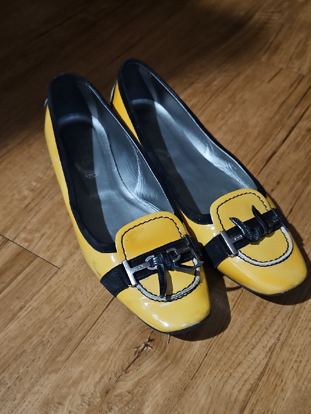 Tods Yellow and Black Women's Patent Leather Flats